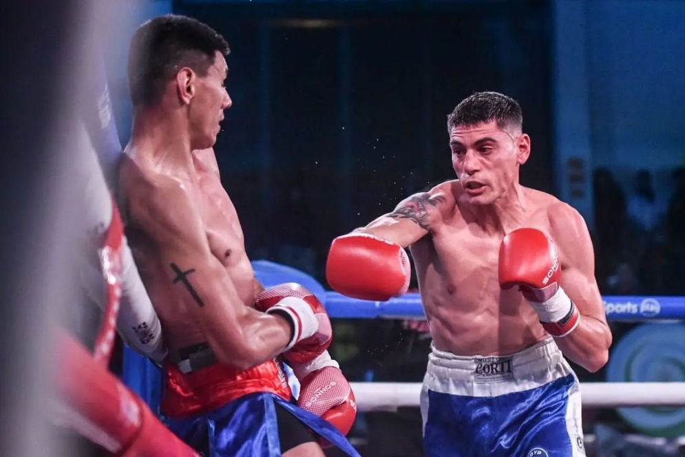 &quot;Chaito&quot; persiguió a González por todo el cuadrilátero. (FOTO: Boxeo de Primera).