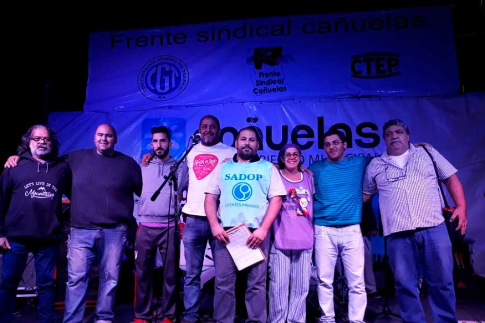 Los referentes sindicales luego de leer el documento al final de la jornada. 