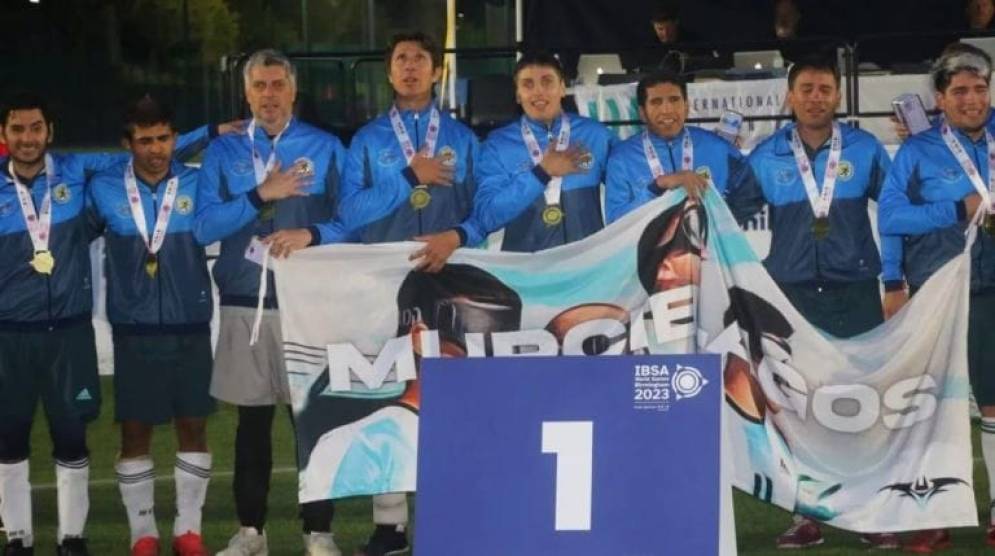Junior Fernándes -segundo de izquierda a derecha- con la medalla dorada colgada en el pecho.
