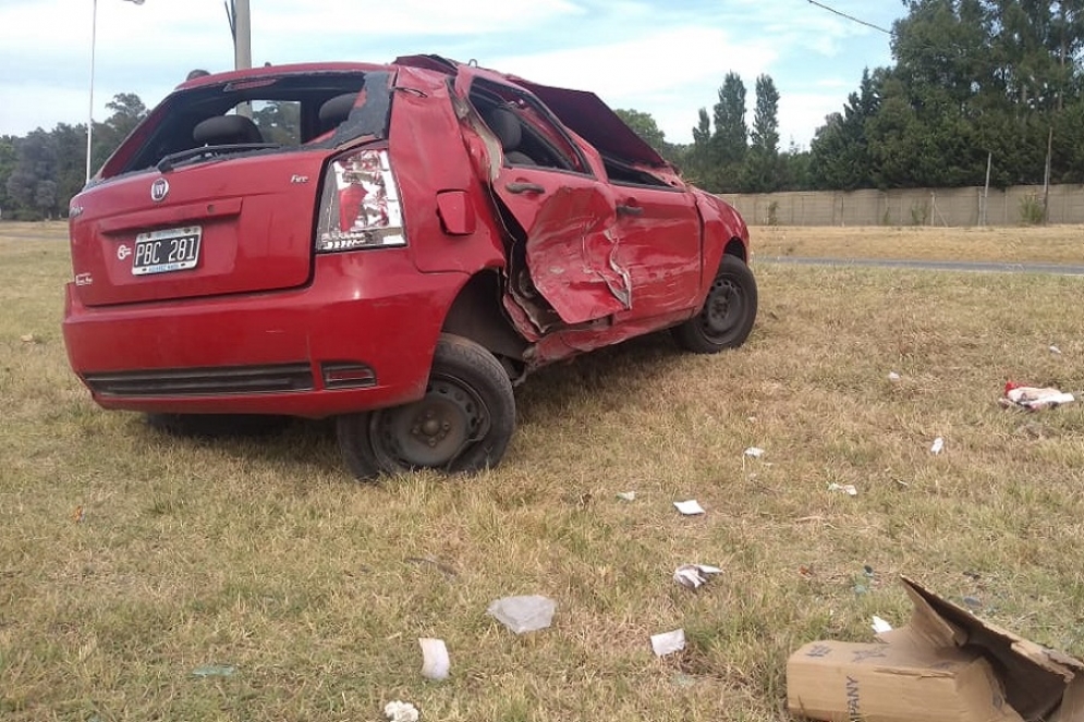 Se rompió la rueda trasera y chocó contra el guardarrail: el conductor y su perro salieron ilesos