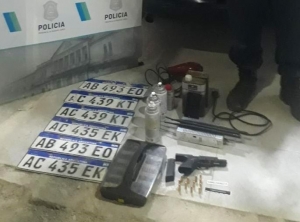 La policía incautó una 9mm, un inhibidor de señal y herramientas para adulterar los autos. 