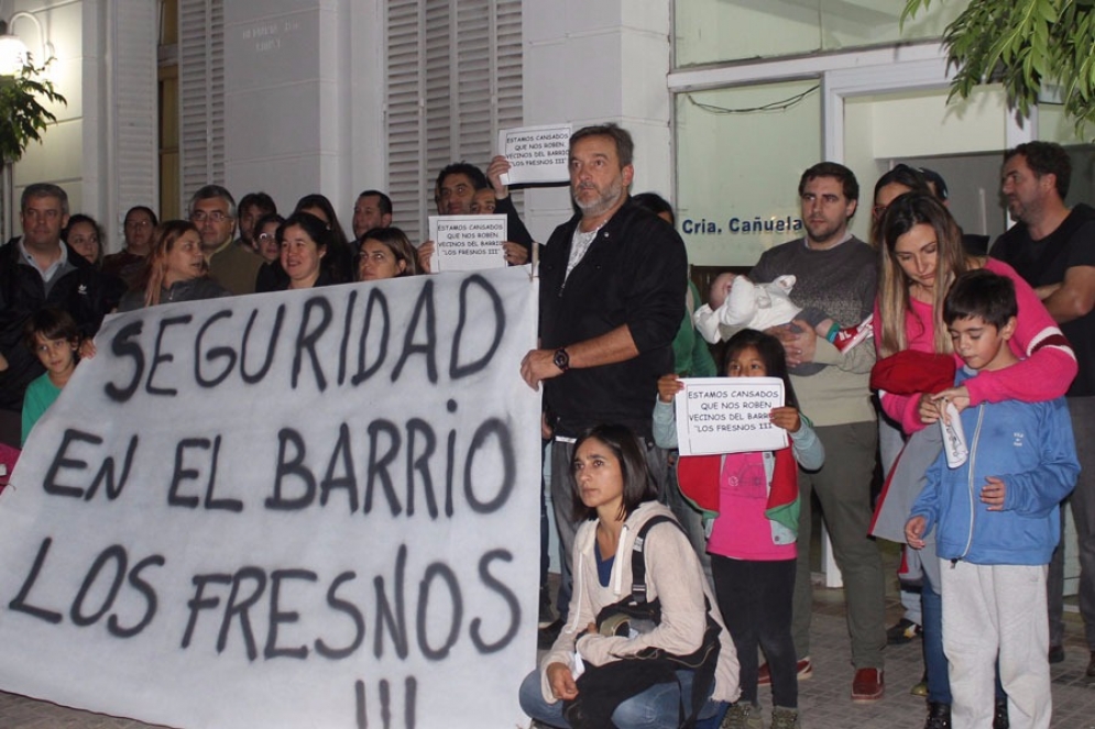Los vecinos en la puerta de la Comisaría. 