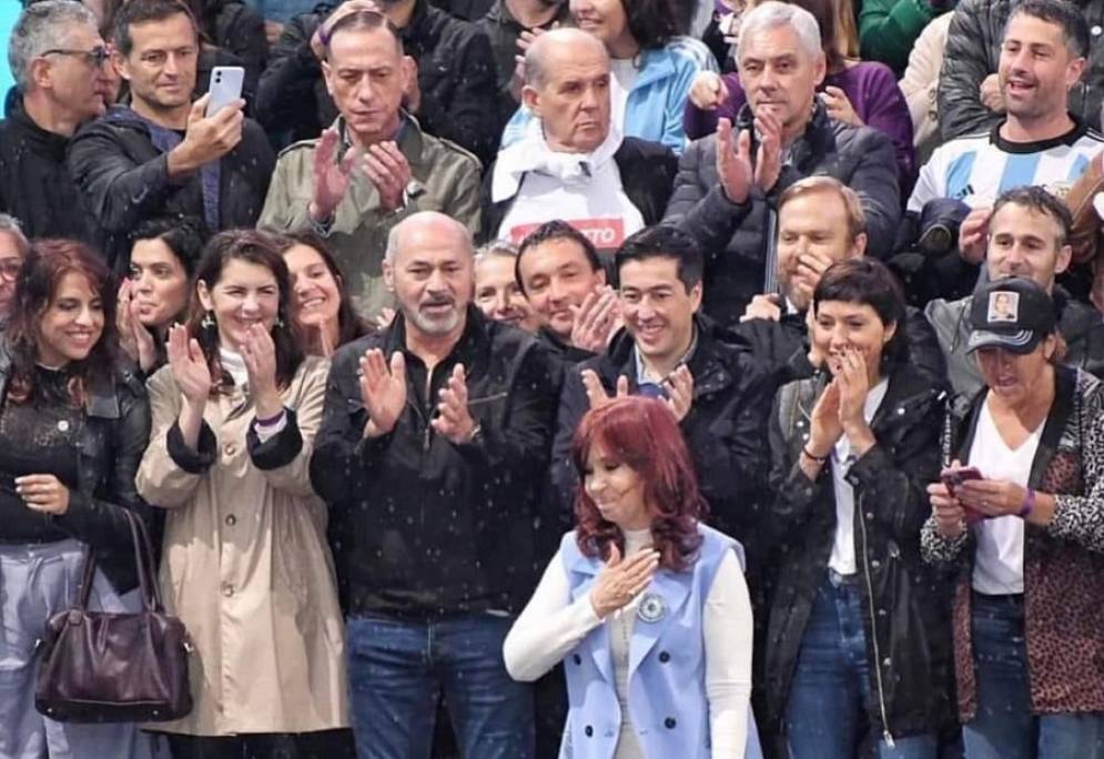 Cristina saluda a la multitud que la siguió bajo la lluvia.