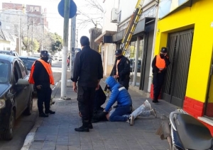 Ezequiel Juan atrapado en el piso