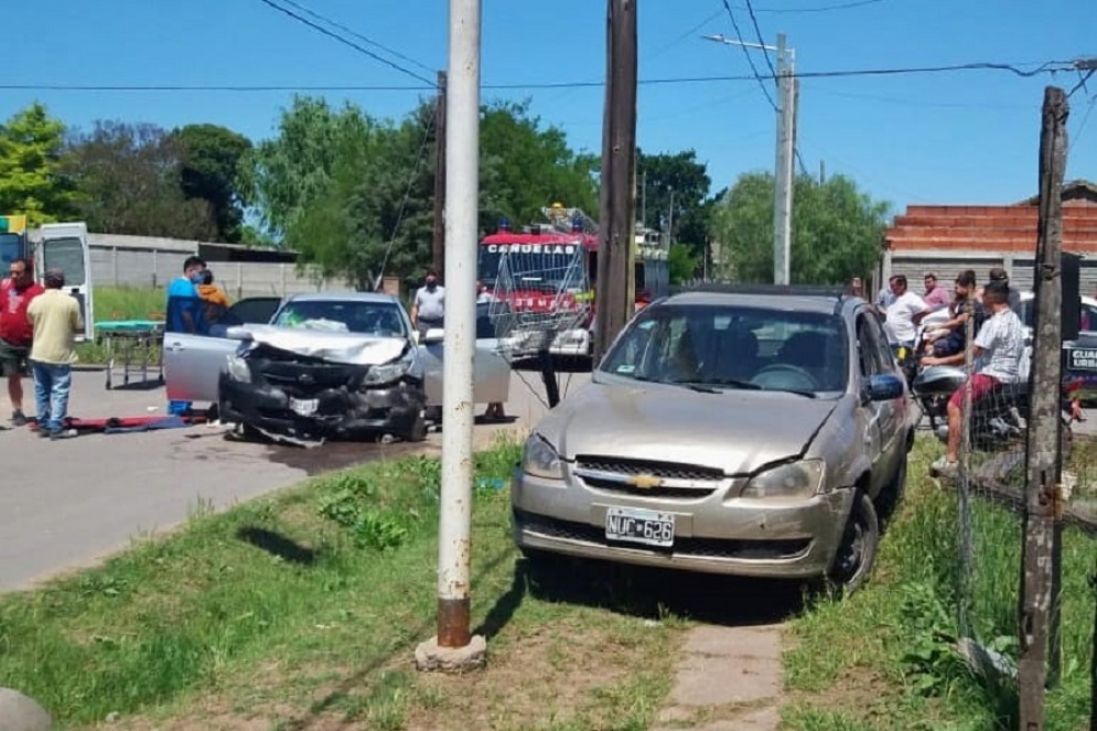 Un Corsa terminó sobre la vereda después de ser embestido por otro auto