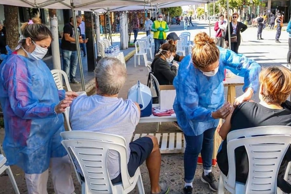El box de vacunación estuvo colocado frente a la Comisaría.