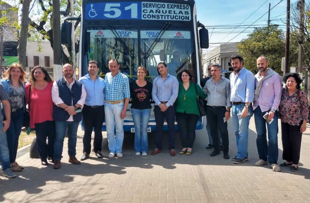 El colectivo de la Línea 51 se presentó en la puerta de la municipalidad. 