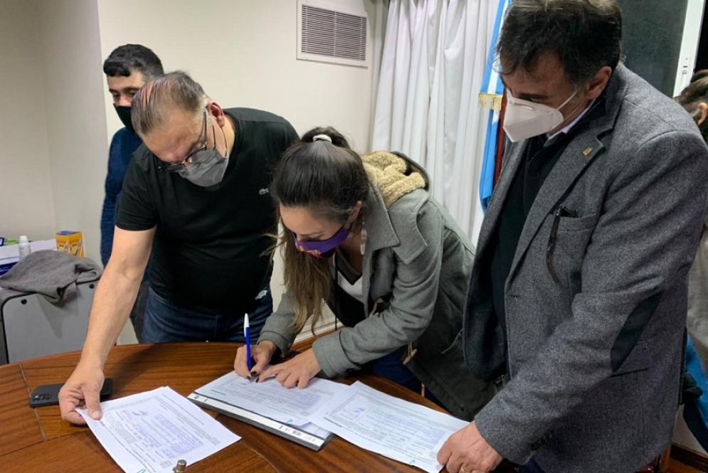 Rasquetti firmando la lista provincial.