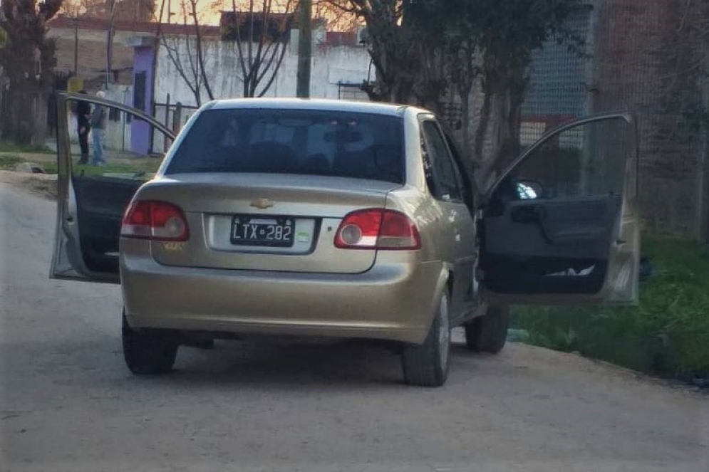 El Chevrolet Corsa, frenado sobre la calzada, esperando a la Policía Científica. 