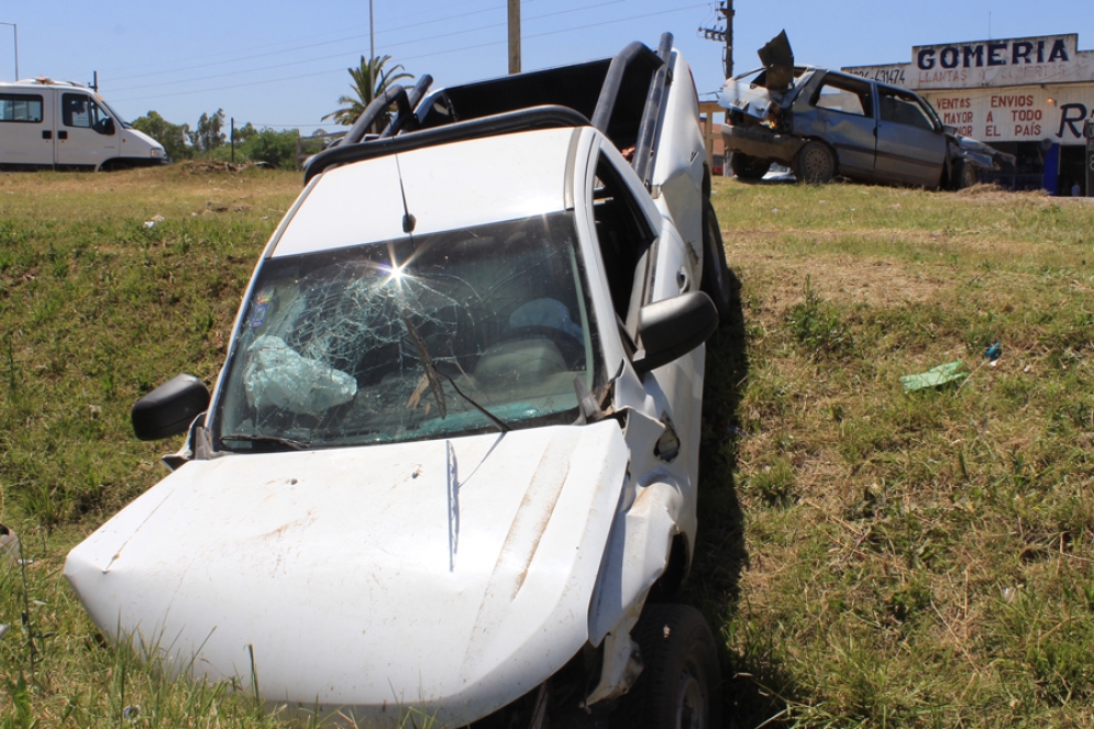 La camioneta quedó incrustada en la zanja, mientras el automóvil sufrió daños en la parte trasera.