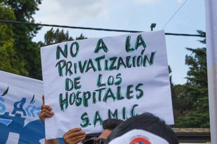 &ldquo;Queremos un hospital p&uacute;blico&rdquo;: los trabajadores del Cuenca mantienen su postura