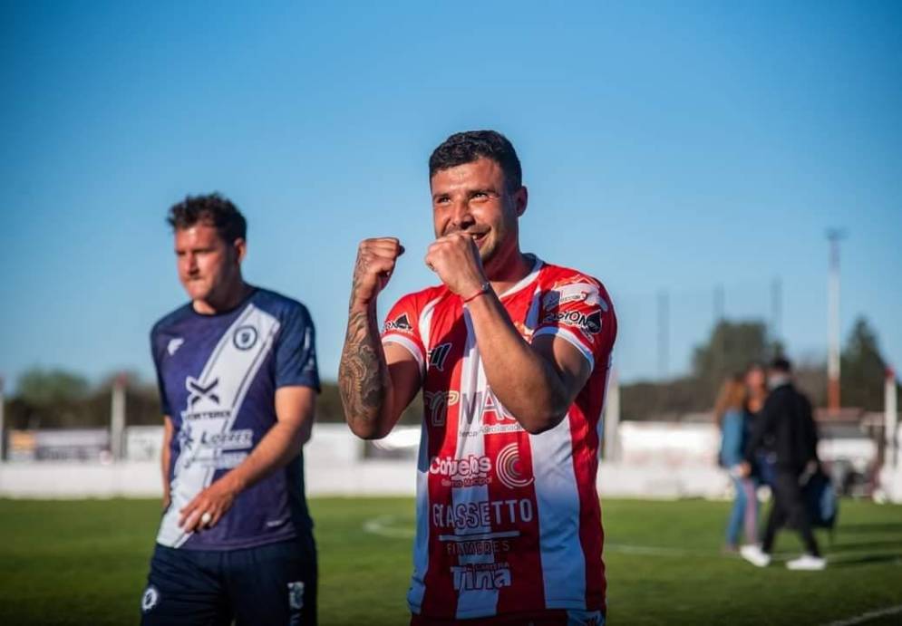 El defensor eligió colocar el penal. Ph: David Nieva.