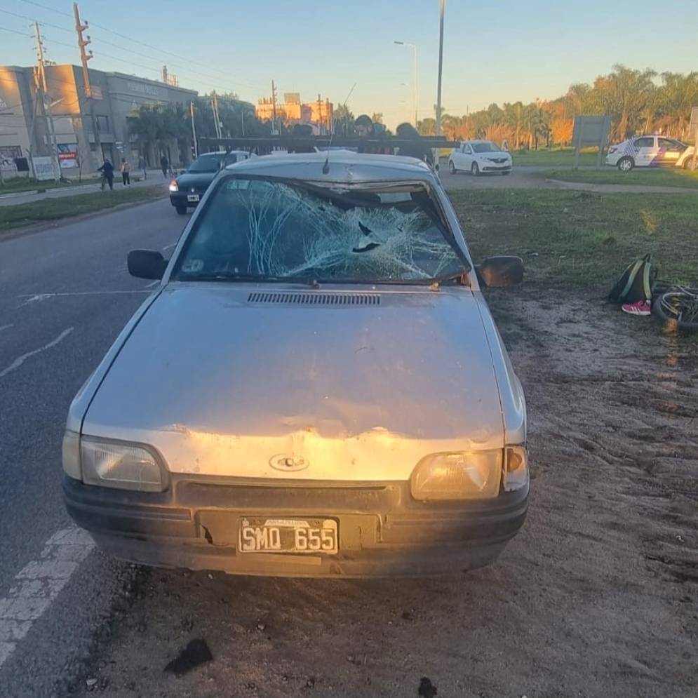 El Ford Escort con el parabrisas destrozado. De fondo, la bici de la mujer hospitalizada.