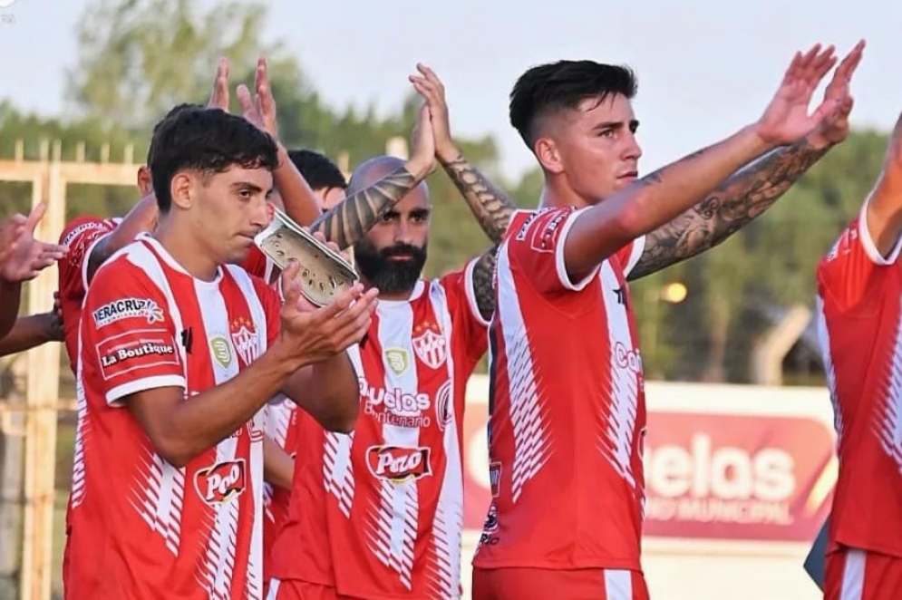 Sosa, Maraschi y Kruger agradeciendo el aliento del público. (FOTO: Instagram @cfc1911).