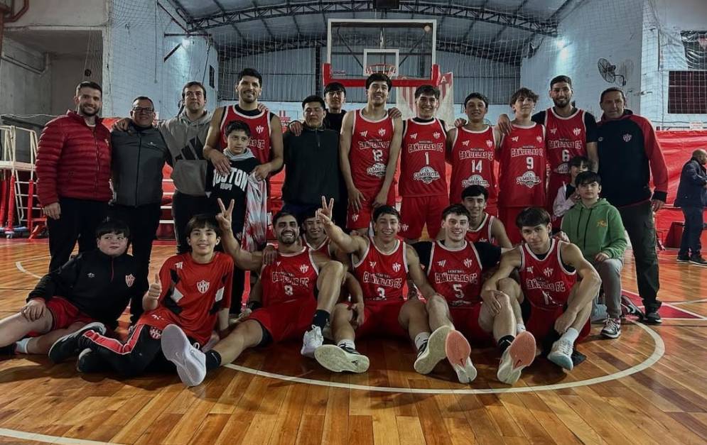 El plantel luego del triundo ante el &quot;Mil Rayitas&quot;.