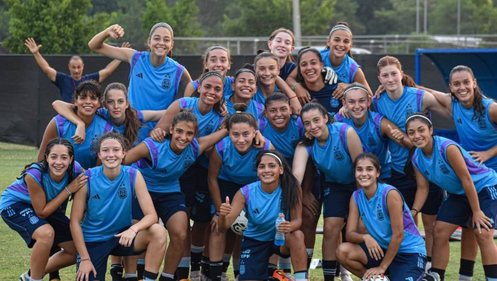 Iraola festejando el triunfo con el plantel.