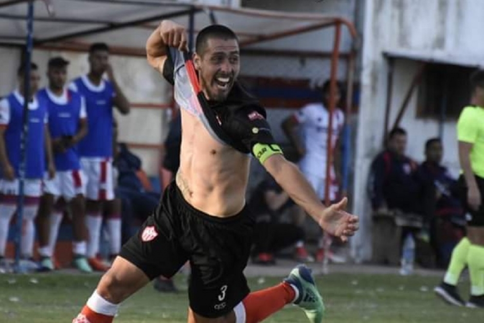 Maidana festejando su gol con el que empató Cañuelas. 