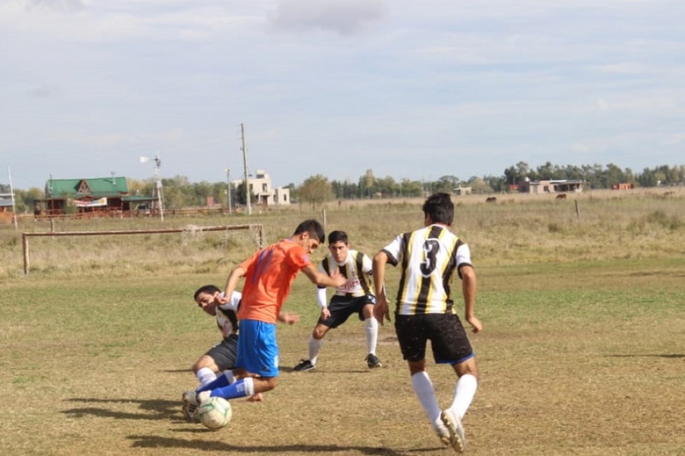 La Academia (Naranja)  Vs. 1º de Mayo.