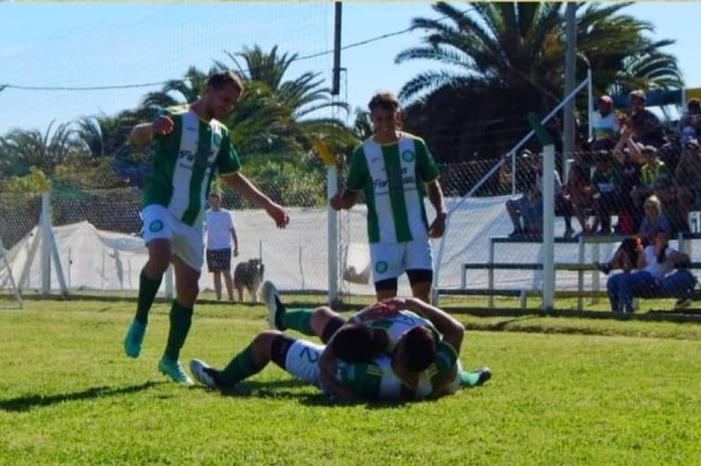 El &quot;furgón&quot; en festejo de gol.