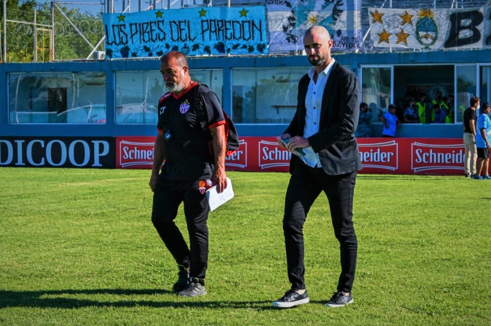 Barrios junto a Perelman, en la previa del estreno frente a Villa San Carlos.