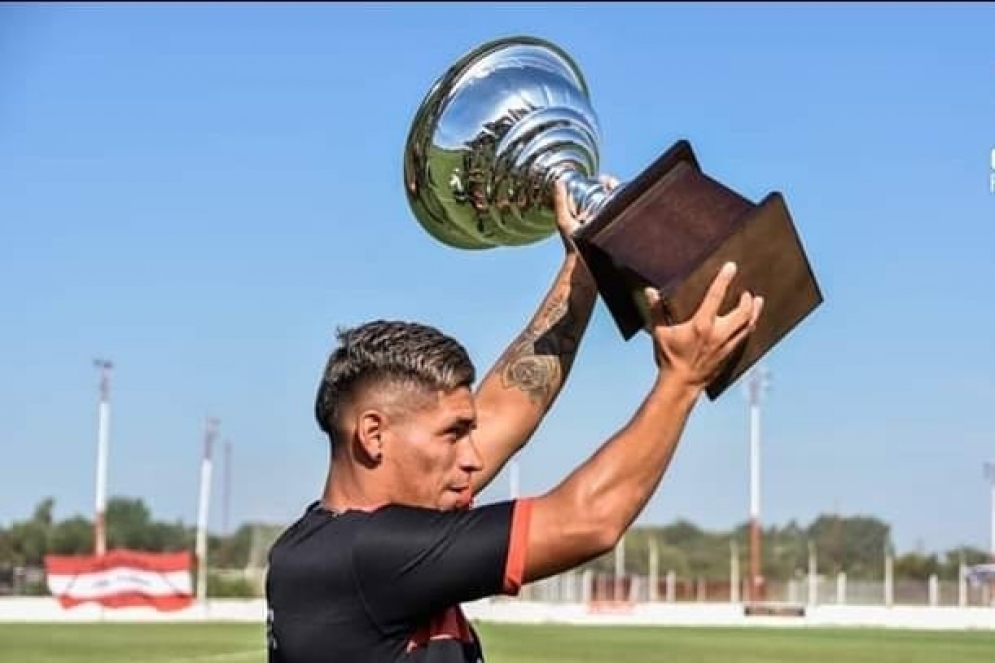 Emanuel Trejo, capitan del rojo, levantando la copa de campeón del Apertura.