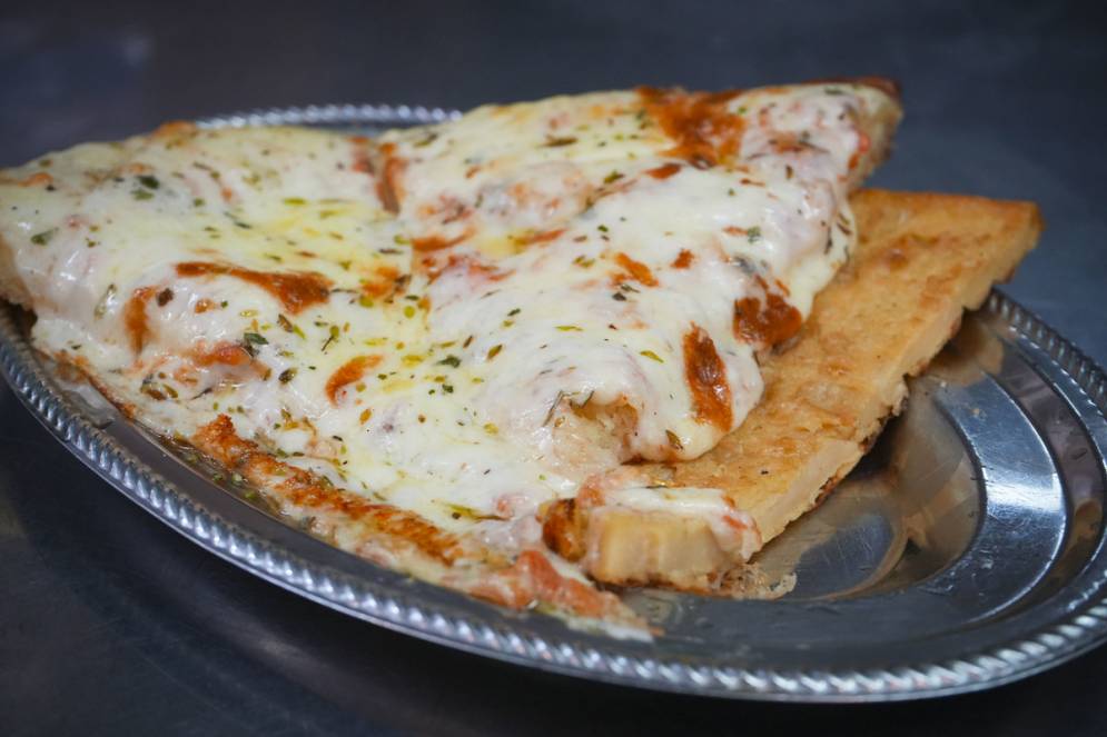 La porci&oacute;n de muzza acompa&ntilde;ada de faina. &iquest;Con que lo "regarias"?