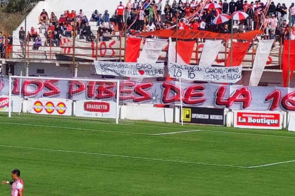 Dos de las banderas que adornaron el sábado.