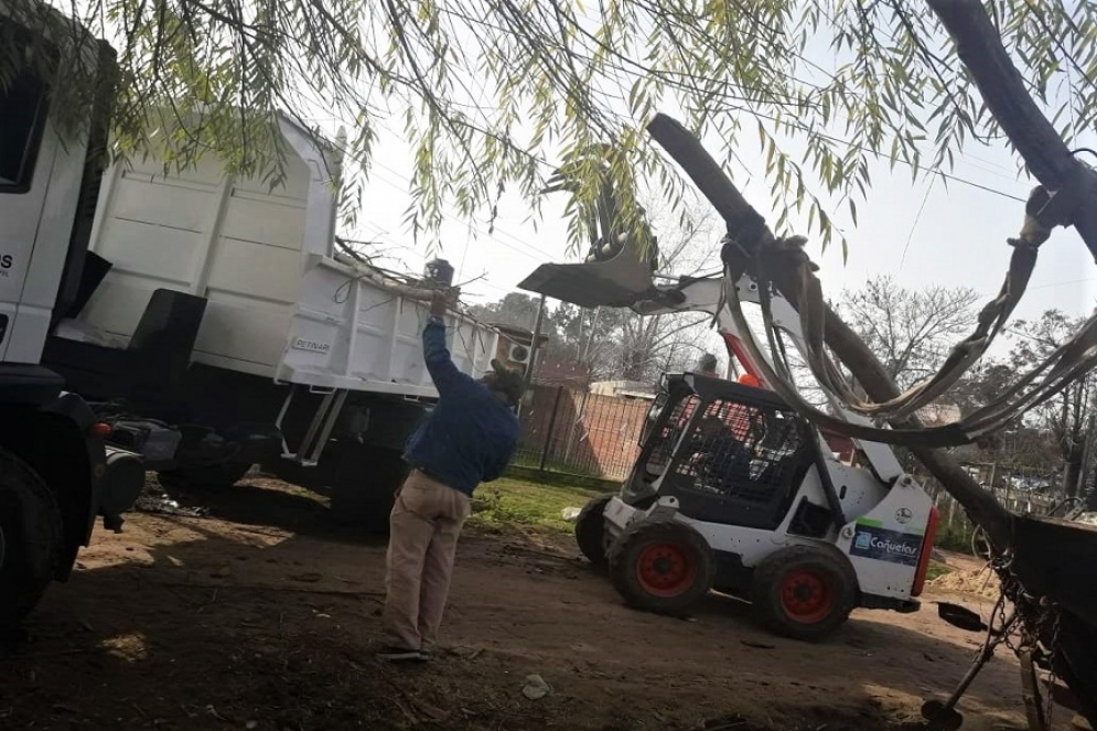 Las maquinas y los operarios en plena acción. 