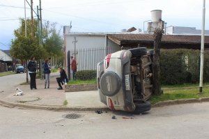 La conductora de la EcoSport sentada en la &quot;parecita&quot; de la esquina, asistida por los vecinos. 