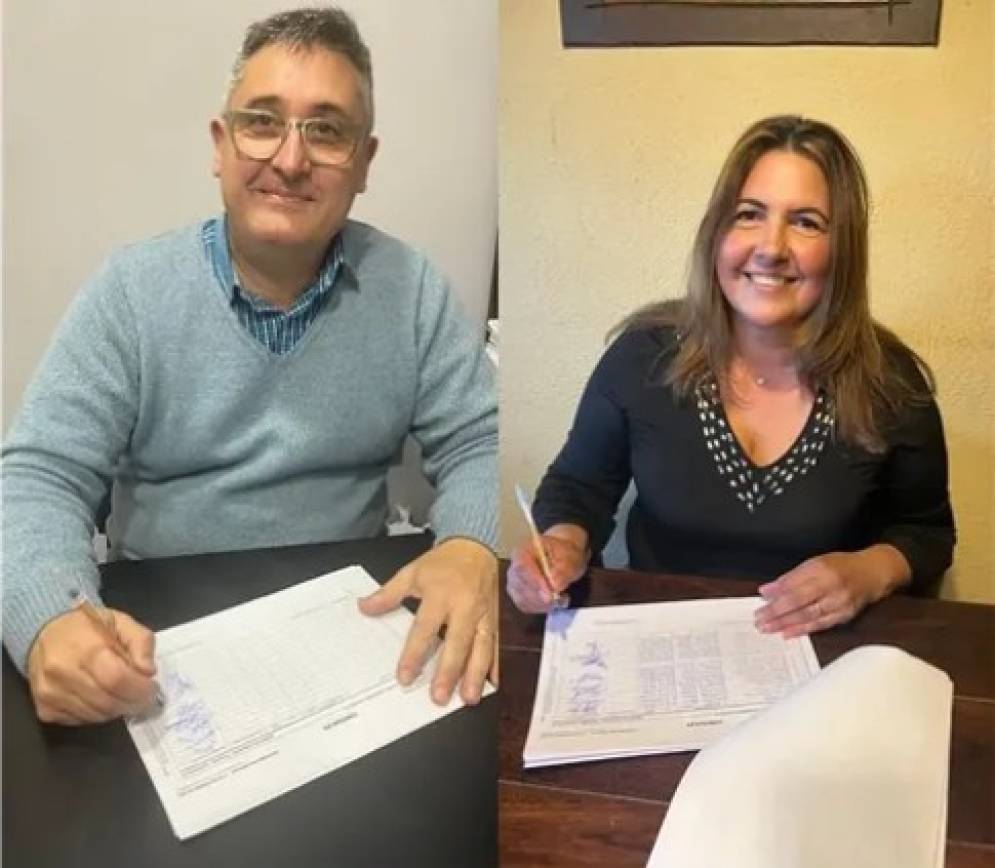 Alejandro Domínguez y Juana Raquel González firmando la planilla que fue presentada en la Junta Electoral.