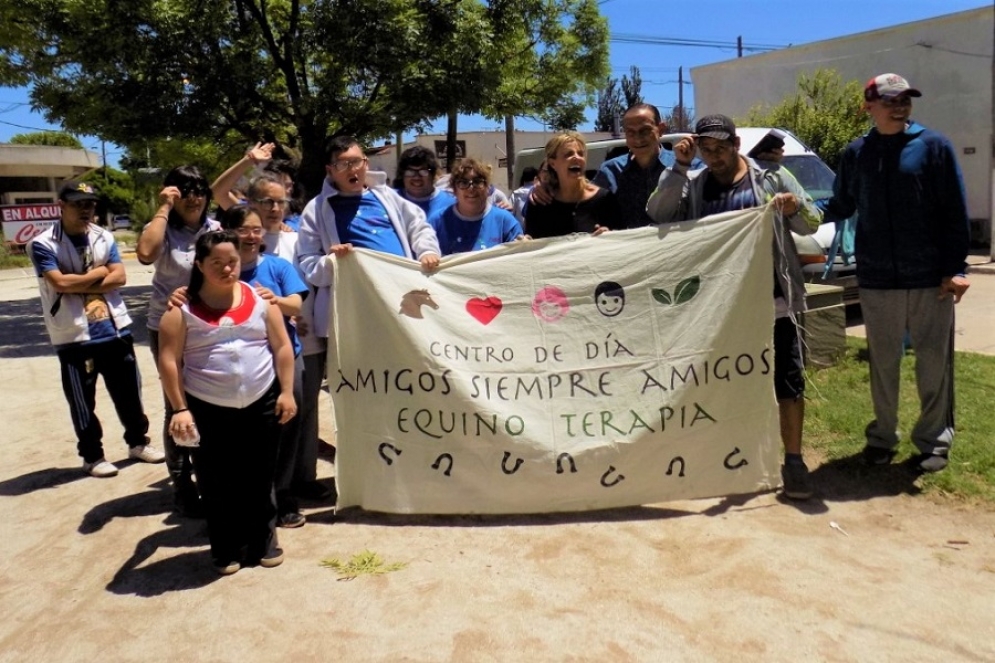 Arrieta y Fassi junto a algunos de los chicos que fueron parte de la celebración.