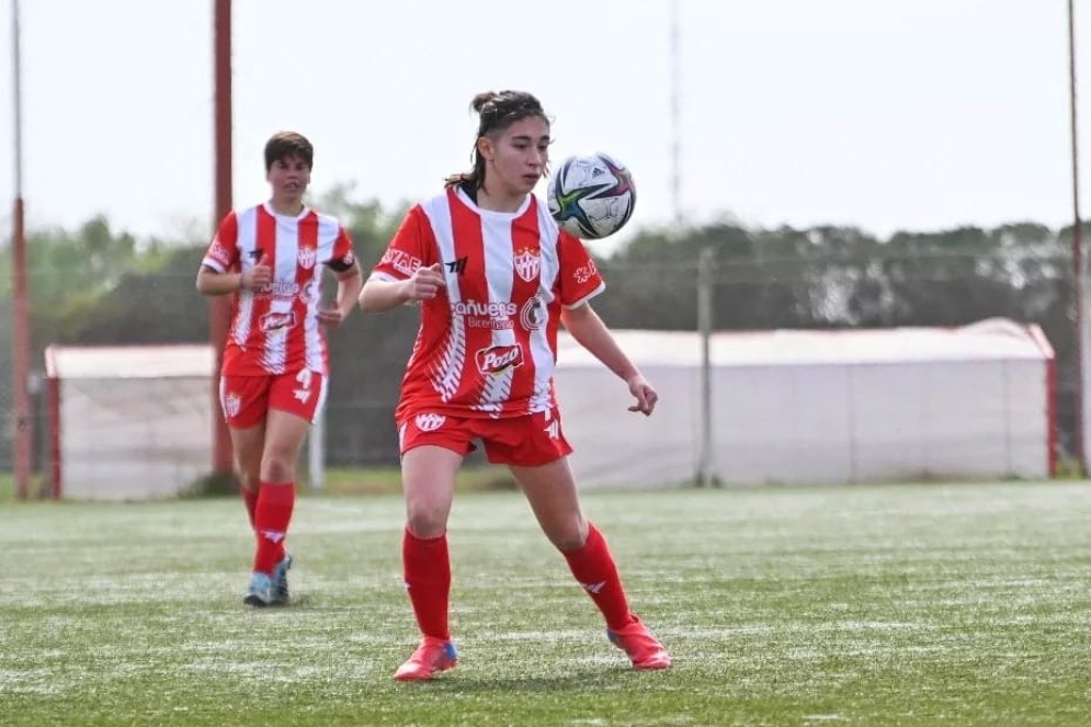 Jhojara Holze, controlando el balón.
