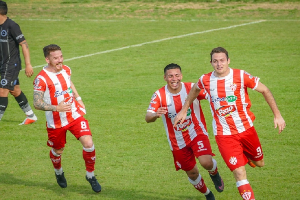 Ottaviani corre hacia la platea festejando uno de sus goles seguido por sus compañeros. 