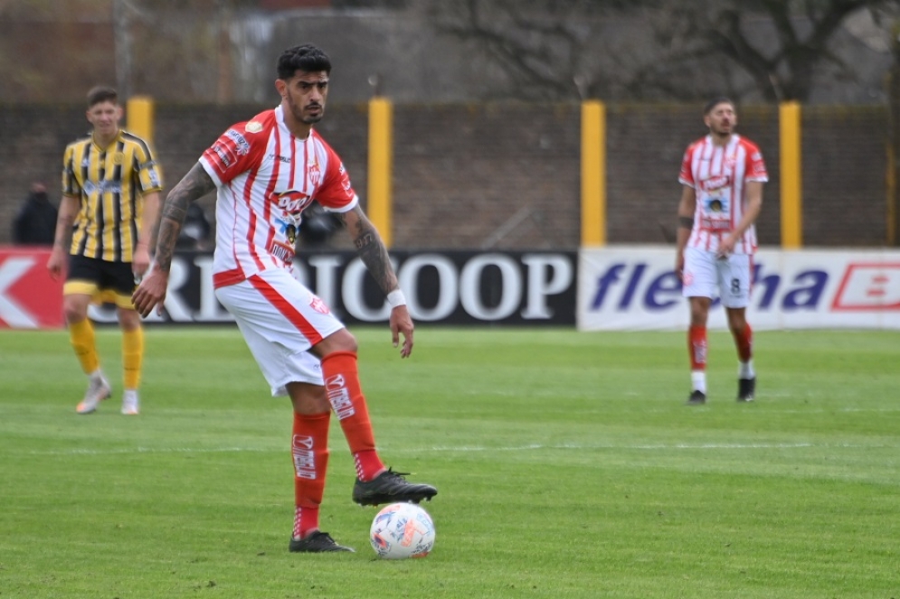 Román Martínez disputó los 90 minutos pese a haber llegado con una molestia en uno de sus pies. (FOTO: Jonathan Argañaraz)