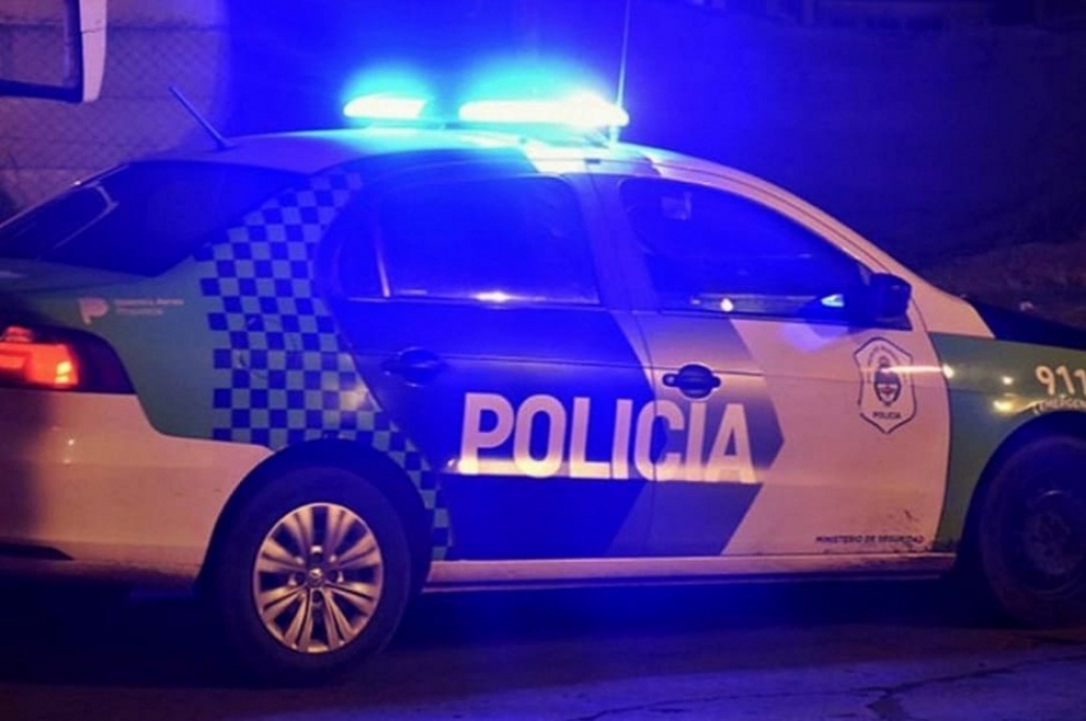 Al asomarse por la ventana observó que un ladrón se estaba llevando la batería de su Renault 9.