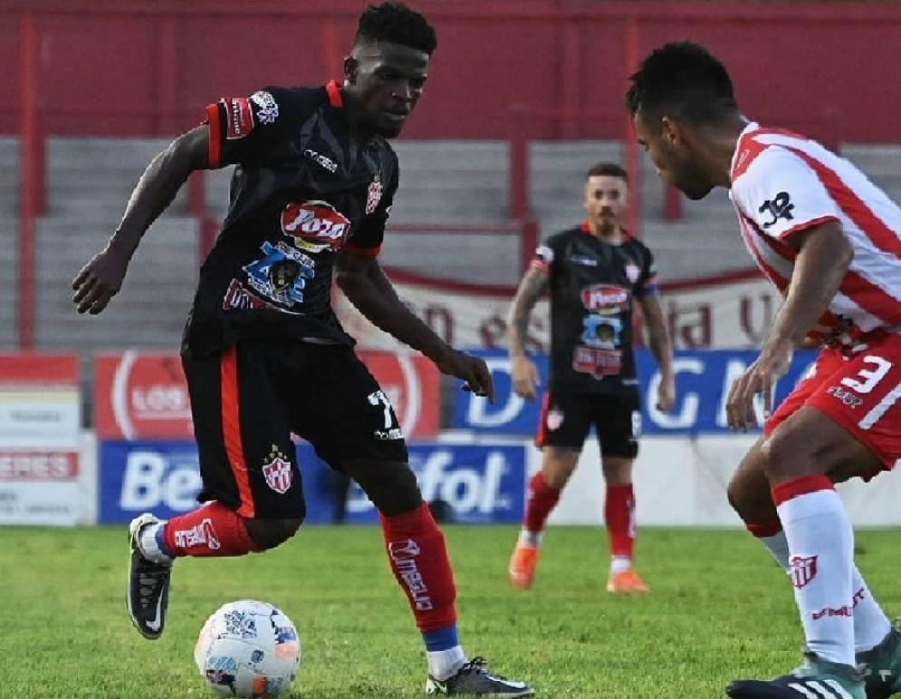 A Cañuelas le costó tener respuestas pese a lo que generaba el camerunés Edjo&#039;o por derecha. (FOTO: Prensa CFC - J.Argañaraz)