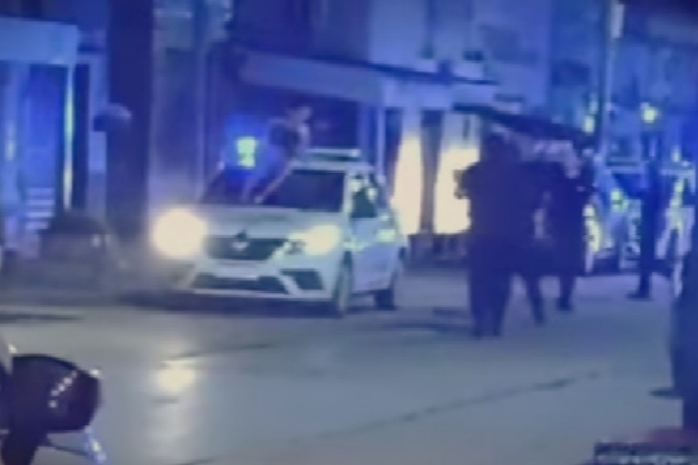 Capel, rodeado por la policía.