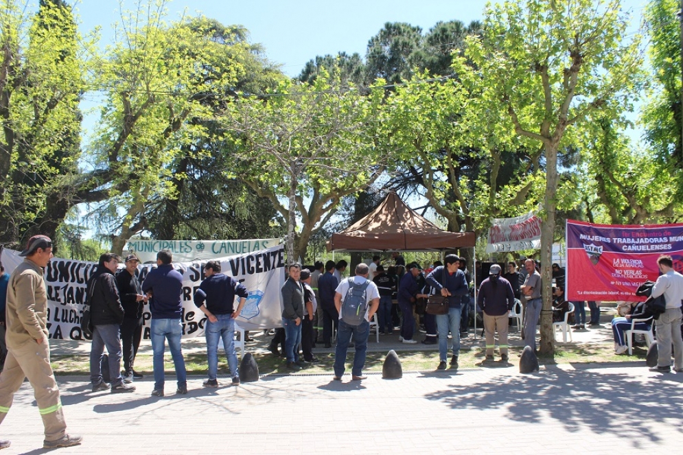 La carpa de los municipales en la Plaza San Martín.