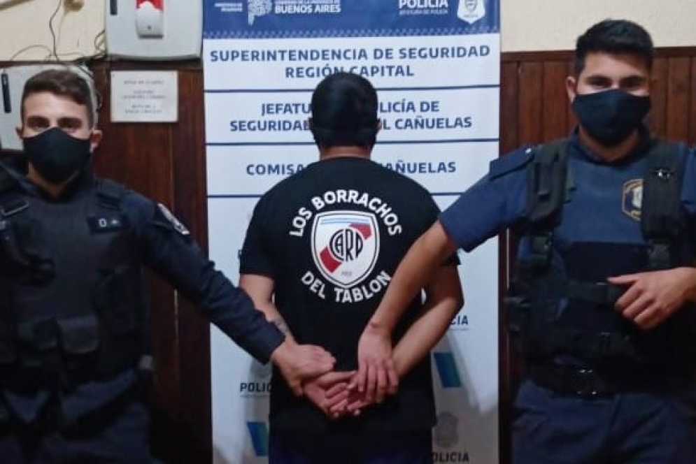 Uno de los nueve aprehendidos por la policía local.