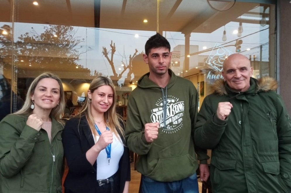 Píparo, Marques, Canovas (2° precandidato a concejal) y Espert en la puerta de Hueney.