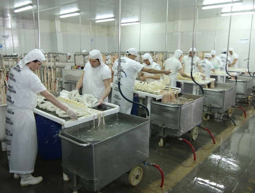 La empresa se dedica a la producción de tripas naturales y sintéticas.
