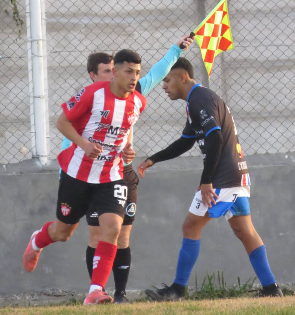 Colombo y su primer paso en una cancha como jugador de primera. Ph: Javi Morales.