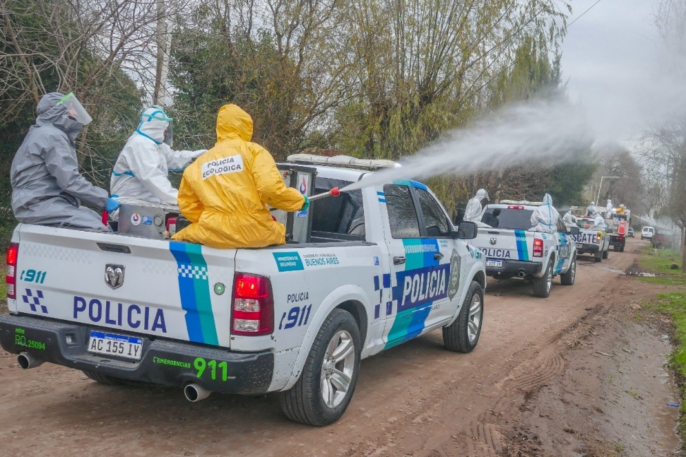 Los equipos de la Policía realizando la desinfección. 