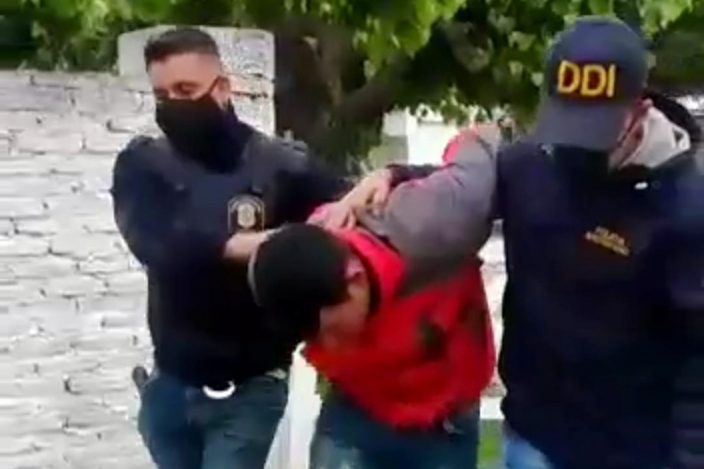 El imputado se cortó la pulsera electrónica y se fugó del domicilio fijado por la justicia.