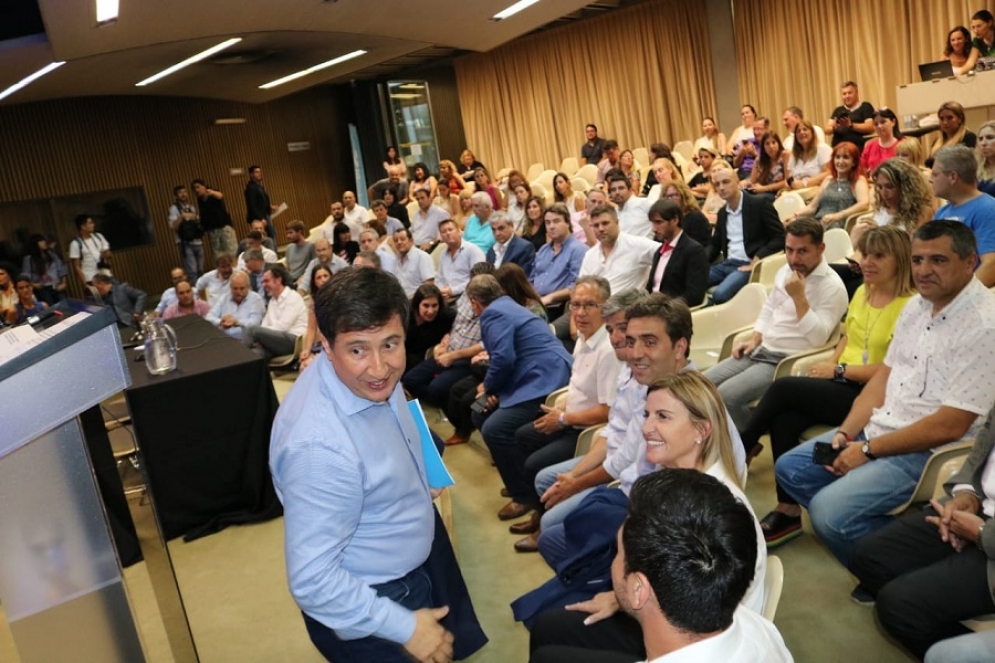 El ministro Arroyo encabezó el acto en la sede de Desarrollo Social.