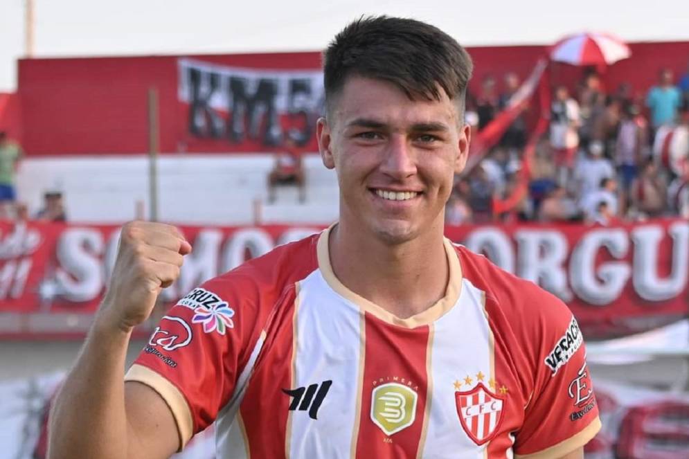 Puñó apretado para el autor del gol del triunfo. Ph: prensa CFC.