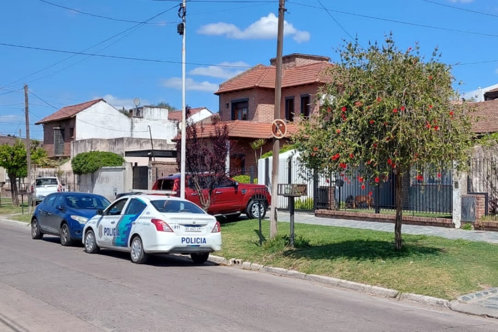 Durante las primeras horas de la tarde del viernes hubo un patrullero en la cuadra del incidente.