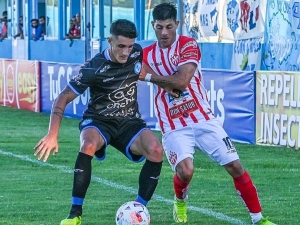 Cariaga disputando la pelota en el debút.