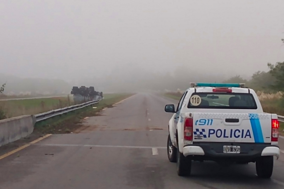 El Mercedes Benz quedó incrustado en el zanjón central, entre ambas calzadas.