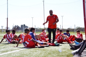 Marcos Bravo, en una charla técnica con la Categoría 2007.